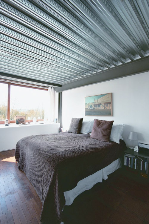 chambre avec plancher dans une maison loft