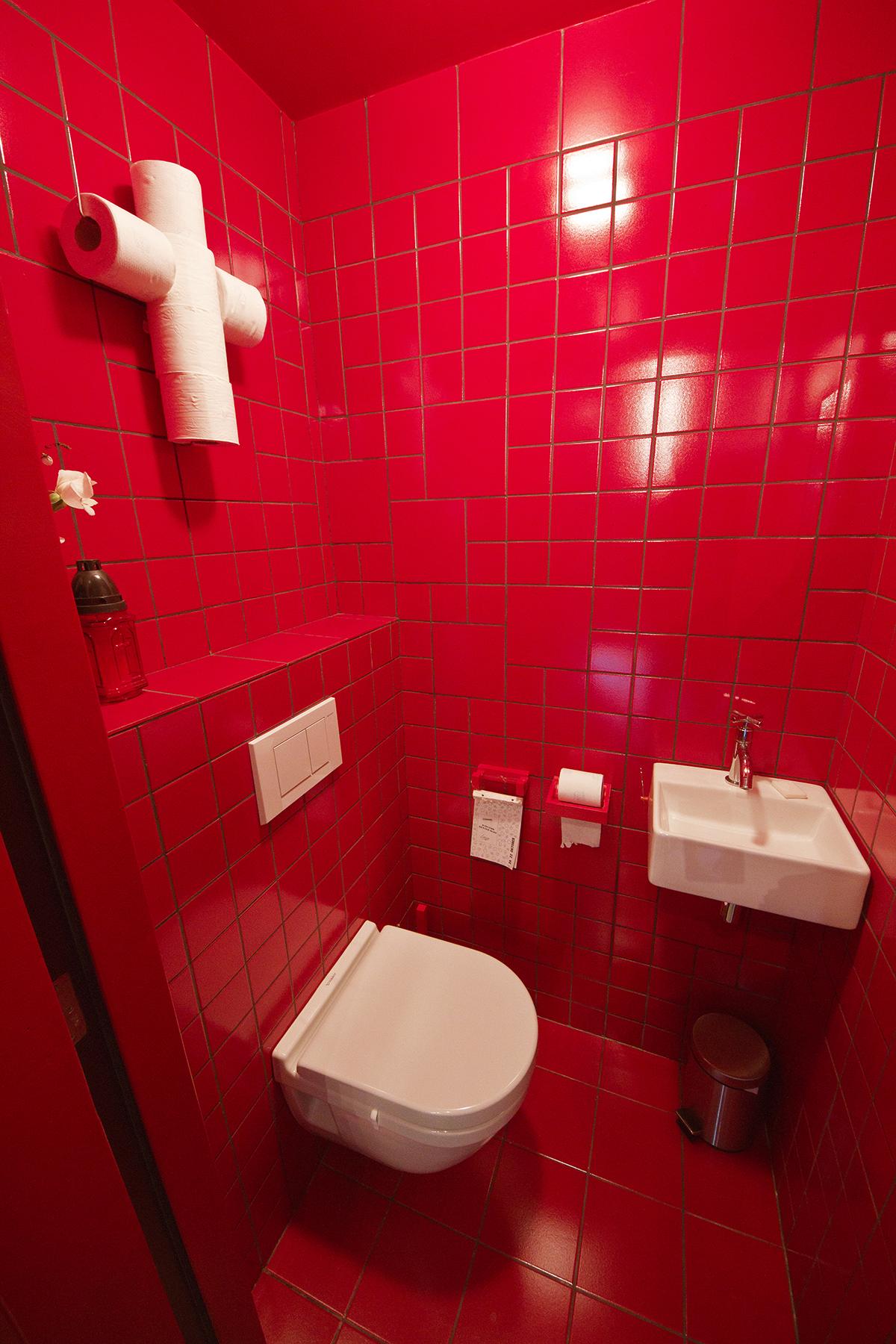 Carrelage rouge dans les toilettes