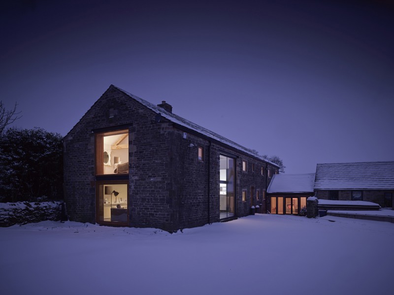 La grange sous la neige la nuit