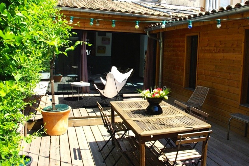 Terrasse du loft avec guirlande lumineuse