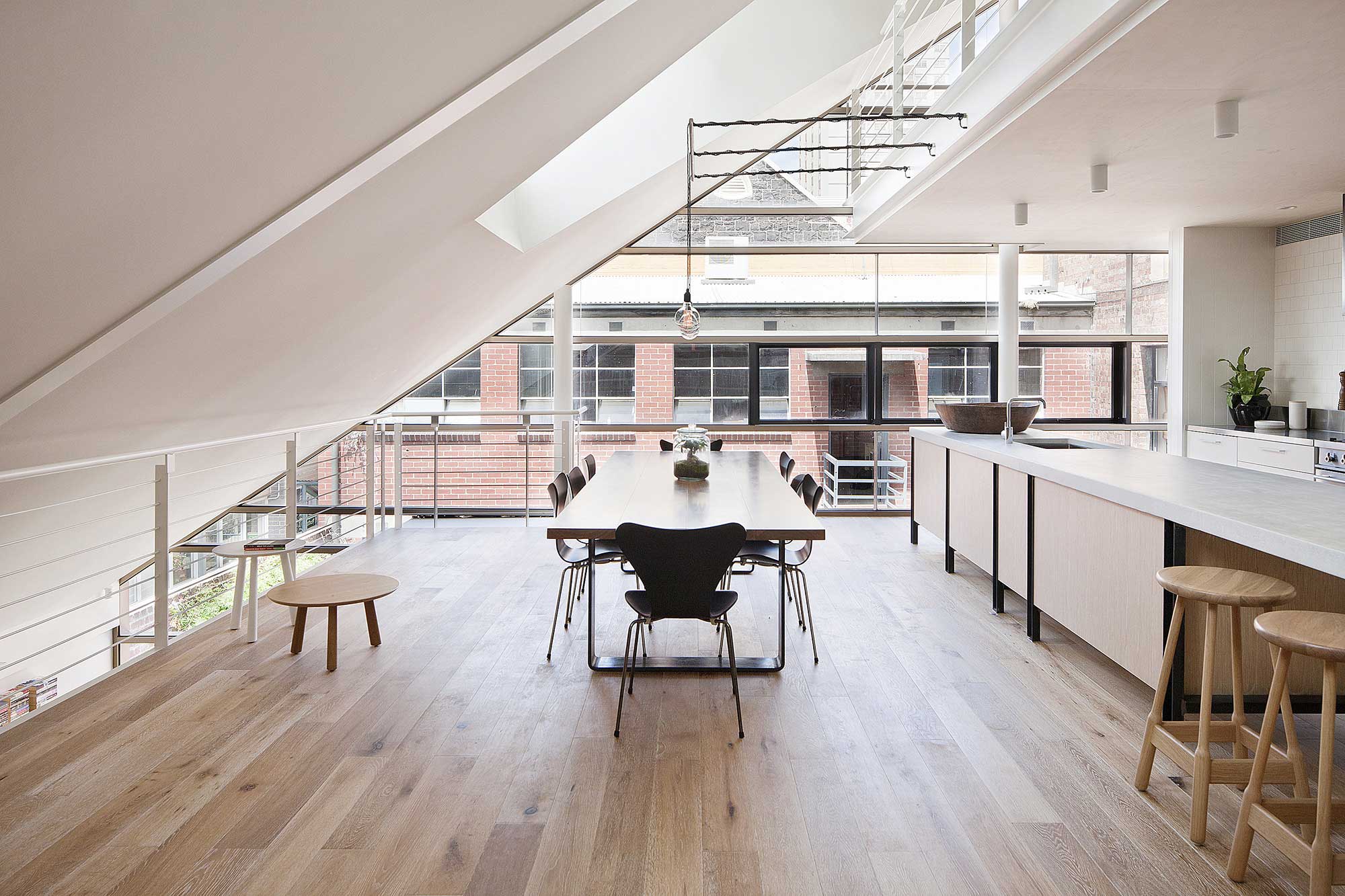 Loft avec plafond en pente 