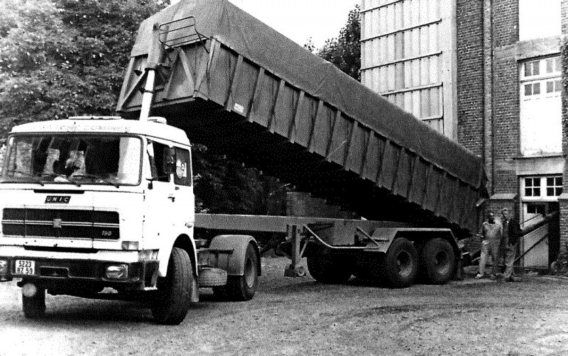 Camion ancien de la marque UNIC