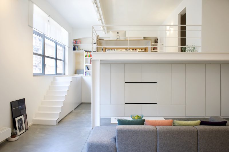 Loft avec escalier blanc