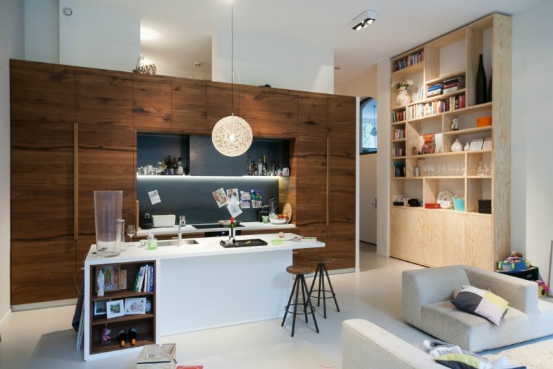 Cuisine en bois foncé dans un loft