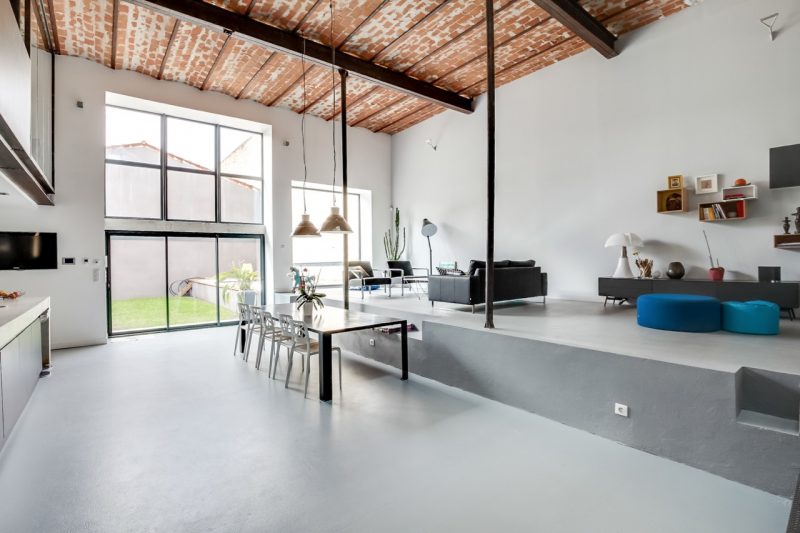 Loft avec plafond en briques