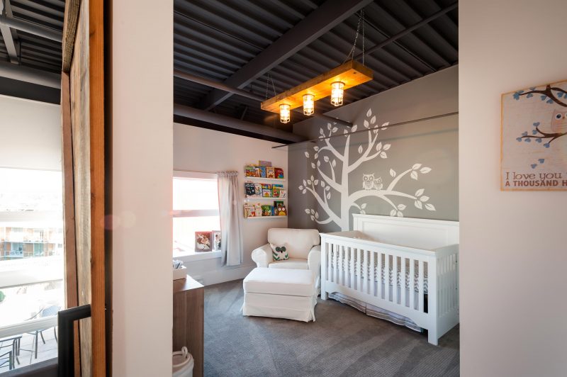 Chambre d'enfant avec mur gris