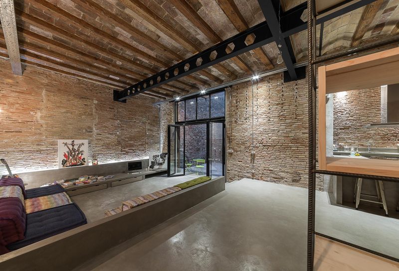 Loft industriel avec murs en briques