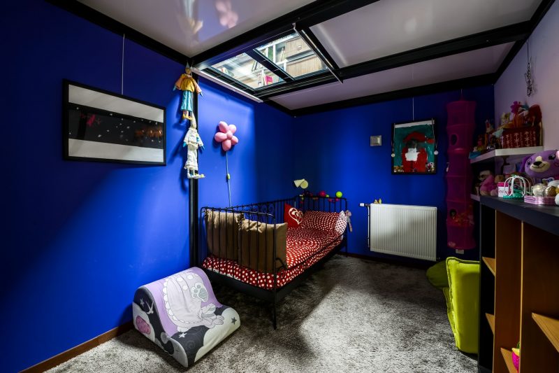 Chambre d'enfant avec murs bleus éléctrique