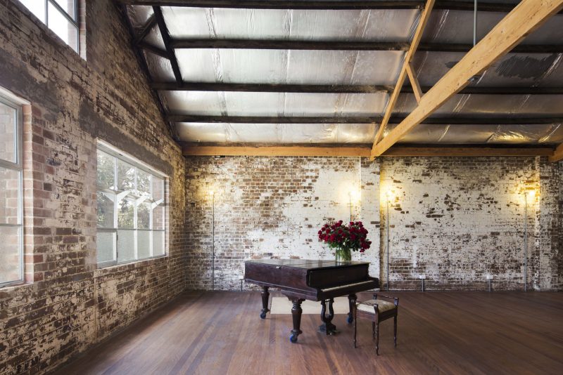 Piano dans un loft industriel