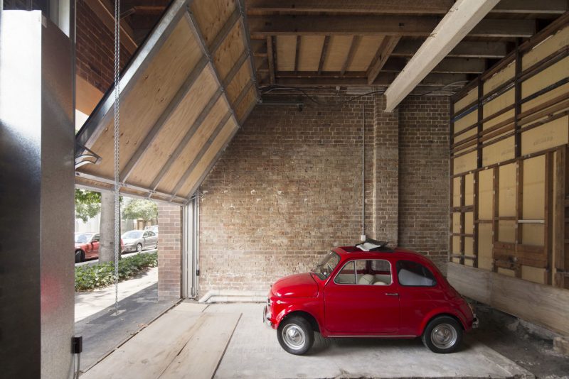 Fiat 500 rouge dans un loft