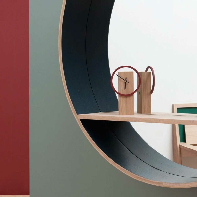 Miroir design rond avec une étagère en chêne massif