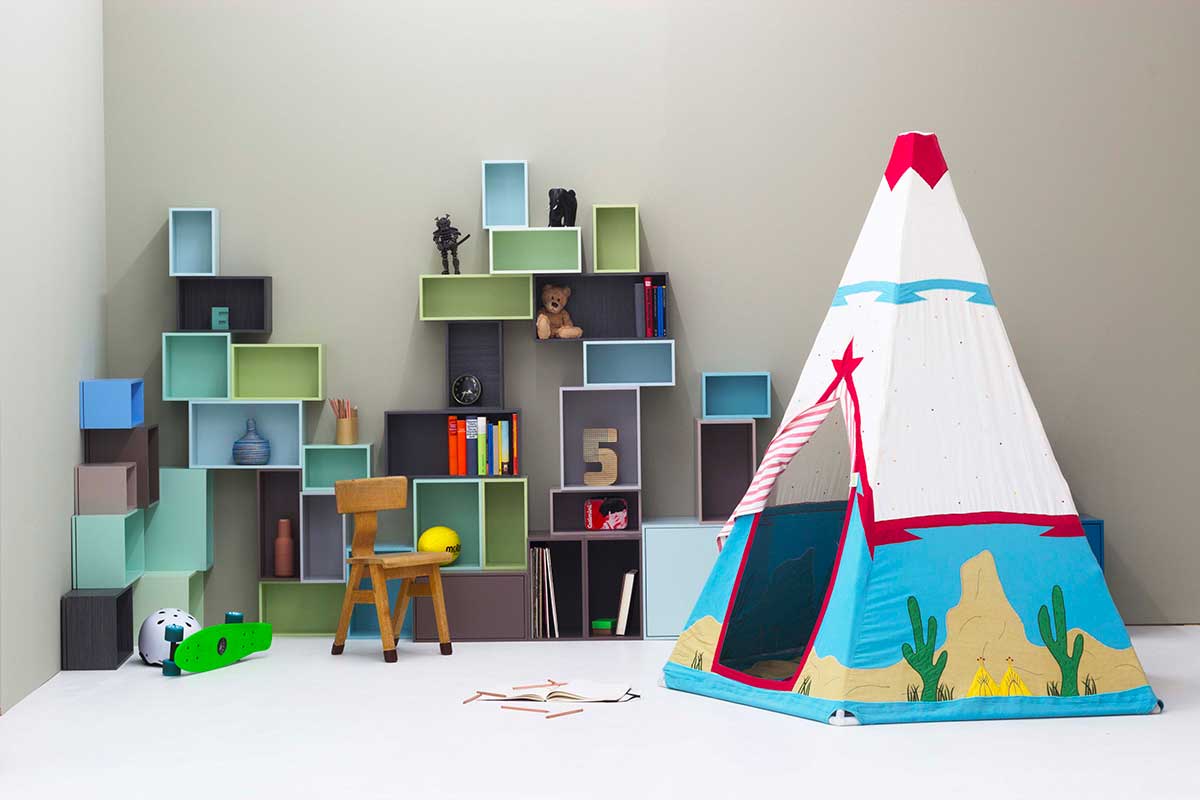 Étagère cube dans une chambre d'enfant avec tipi