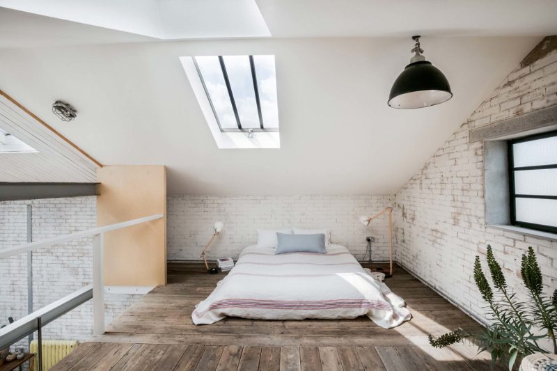 Chambre sous les combles dans un loft