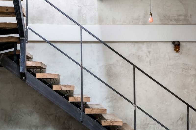 Escalier metal avec marches en bois brut