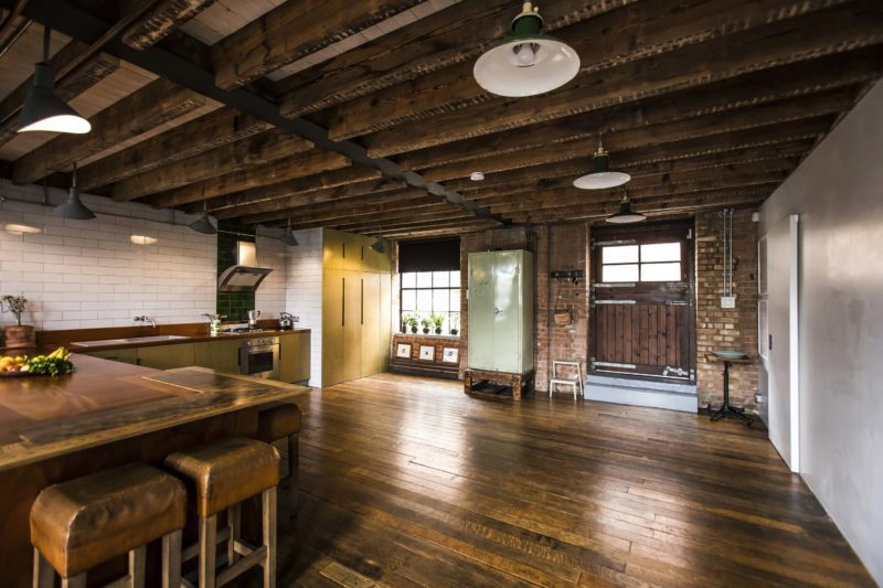 Cuisine avec parquet ancien dans un loft