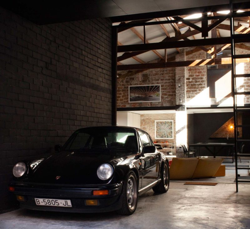 Porsche 911 garée dans un loft