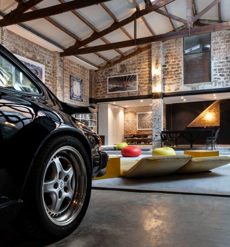 Porsche 911 garée dans un loft