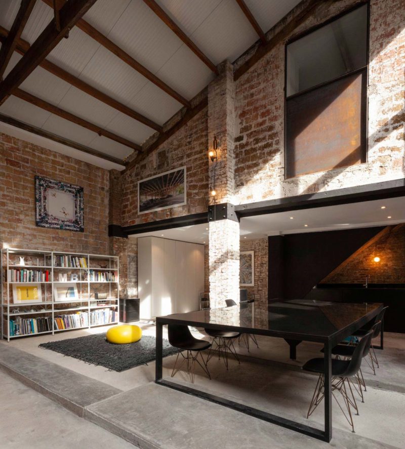 Loft avec murs en briques rouges