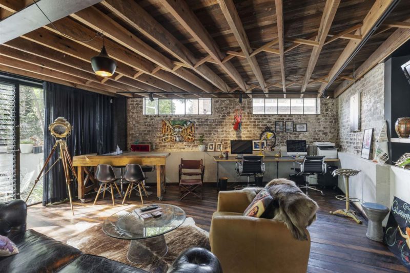 Plafond avec poutres dan un loft