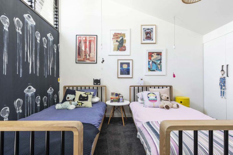 Chambre d'enfant avec deux lits