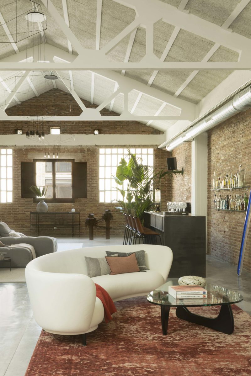 Loft industriel avec plafond blanc