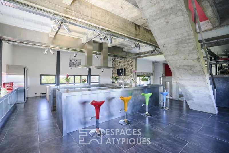 Cuisine en Inox avec murs en béton