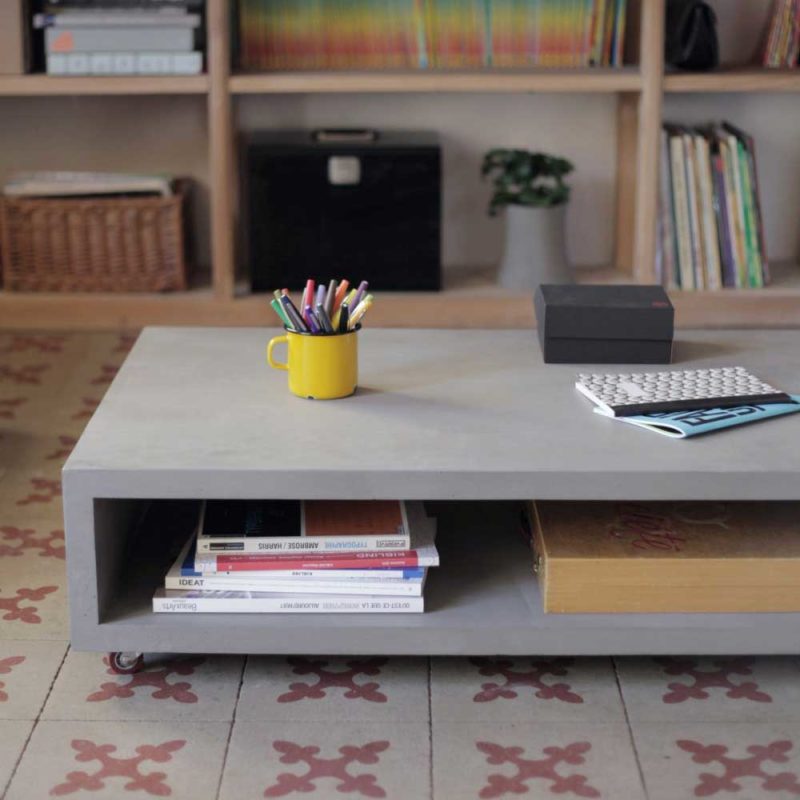 Table basse en béton avec de petites roulettes