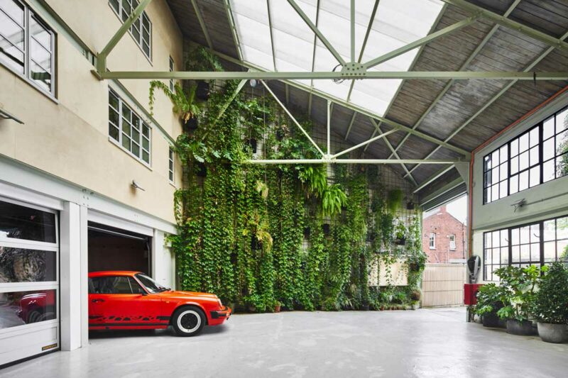 Loft avec Porsche 911 dans le garage et immense mur végétalisé