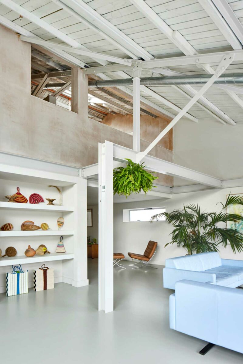 Loft avec structure en métal blanc à Londres