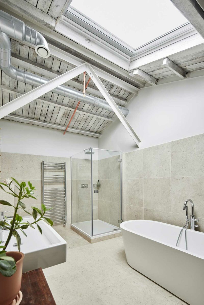 Salle de bains avec VMC apparente et Velux