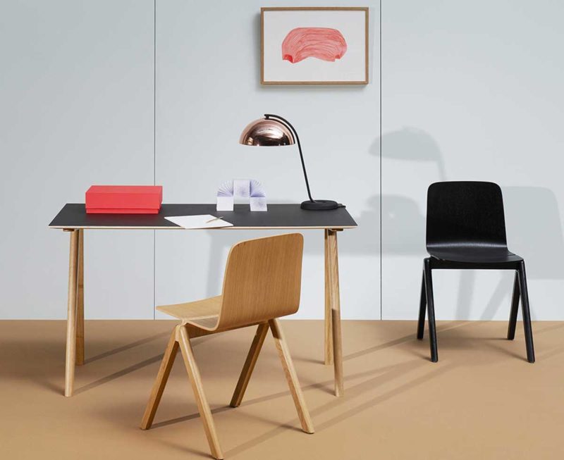 Bureau avec plateau noir et pieds en bois