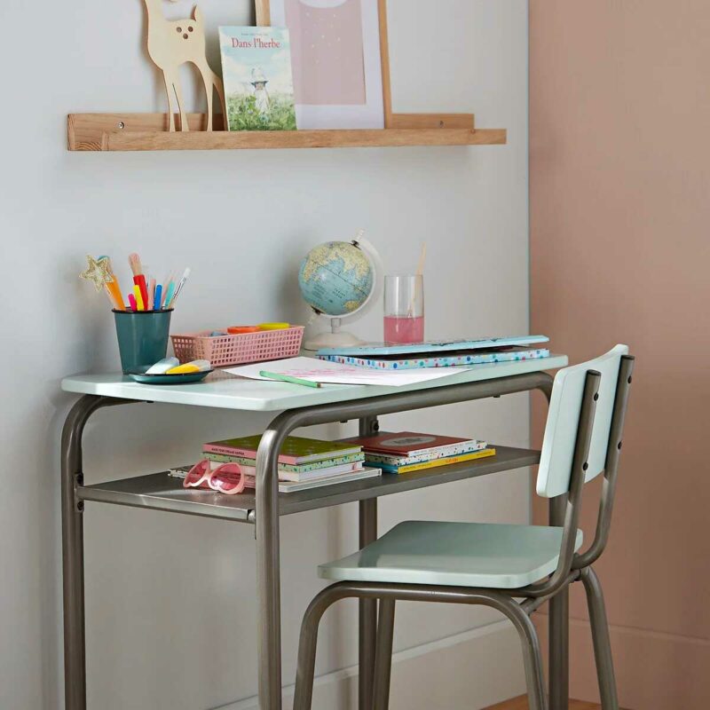 Petite chaise d'école et bureau pour enfant