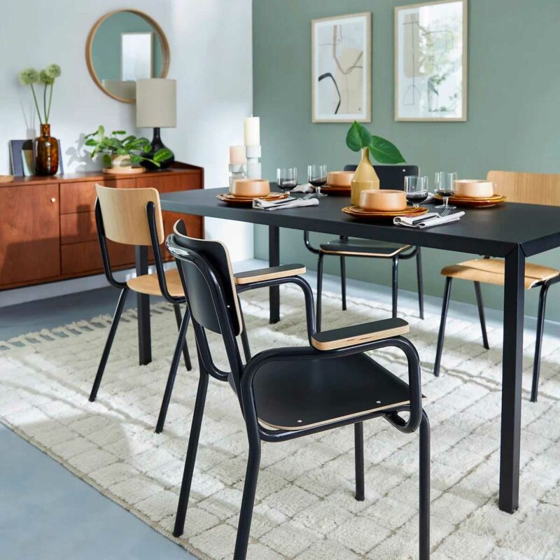 Salle à manger vintage avec chaises d'école métal et bois