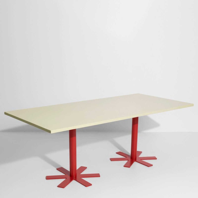 Table moderne avec pieds rouge