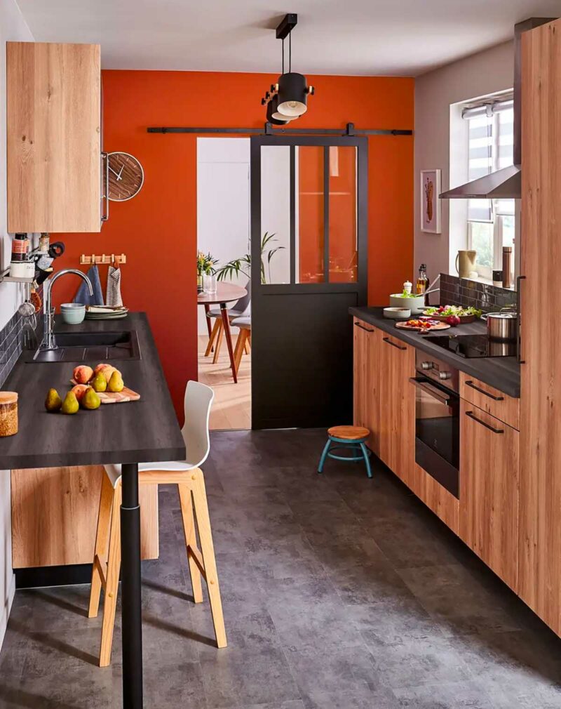 Cuisine style industriel noir et bois avec mur orange