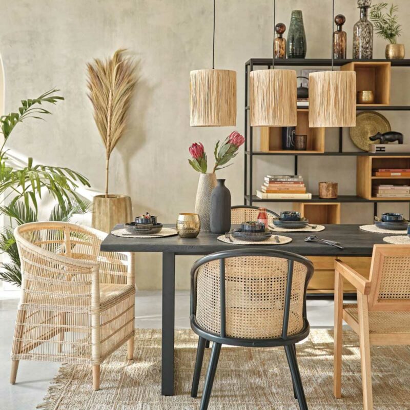 Salle à manger avec bibliothèque asymétrique en métal noir et bois