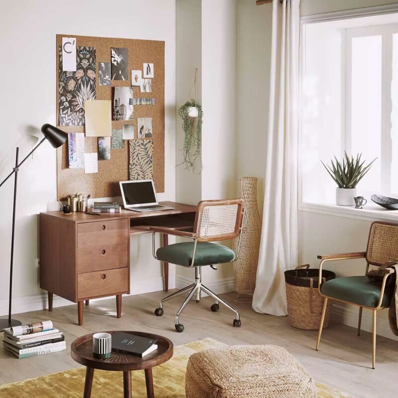 Bureau esprit vintage avec fauteuil en cannage et velours vert