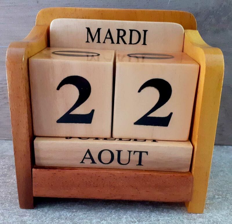 Calendrier perpétuel en bois vernis