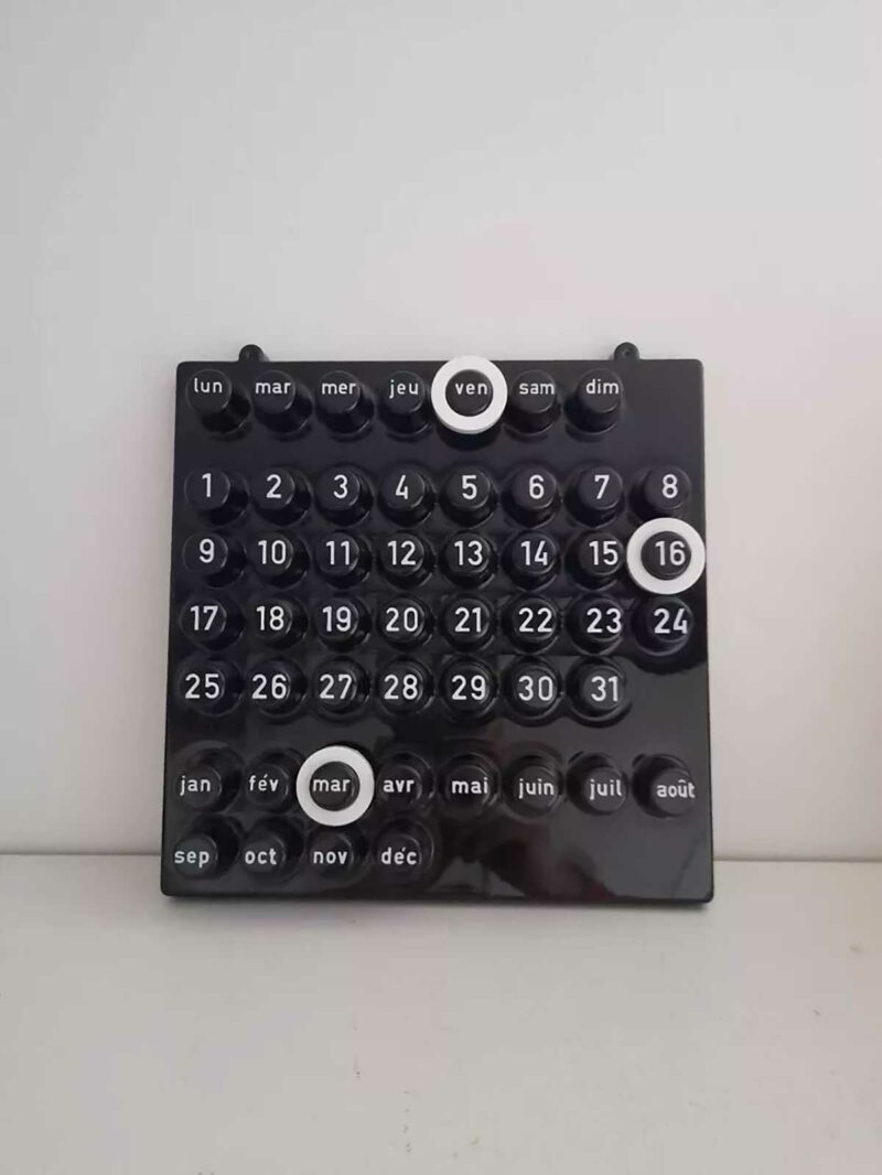 Calendrier perpétuel vintage en plastique noir et blanc