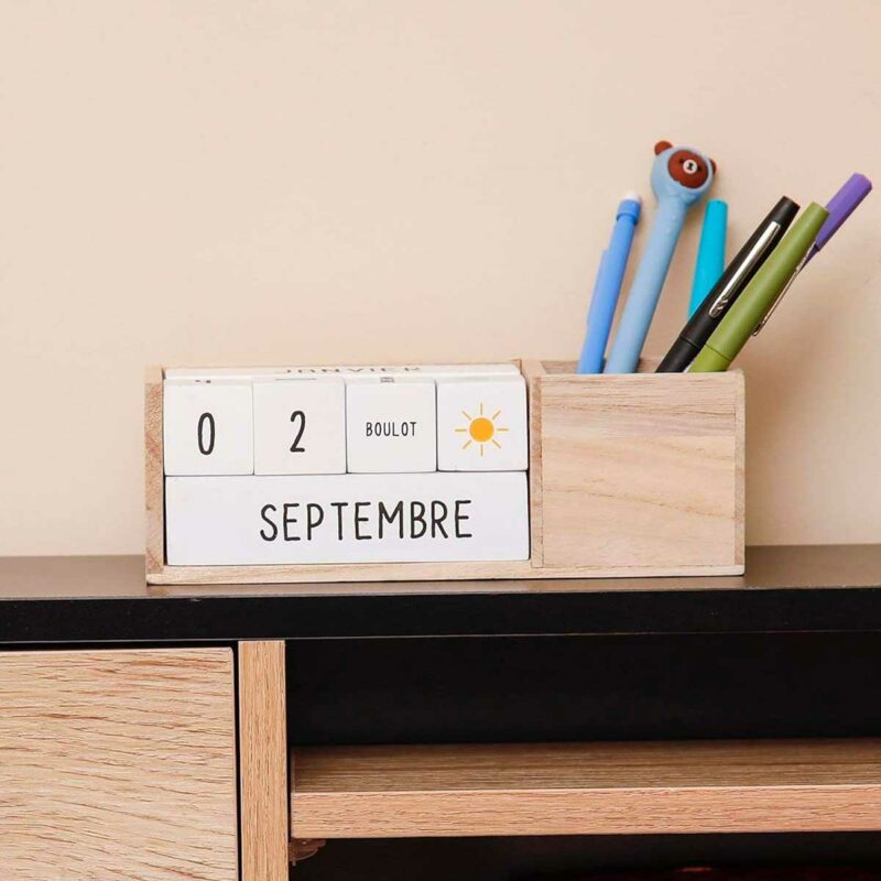 Organisateur de bureau en bois avec pot à crayons et la date