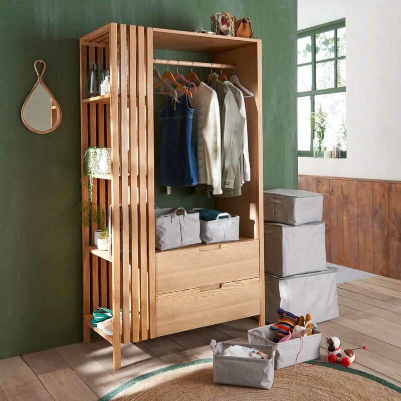 Petit dressing en bois clair