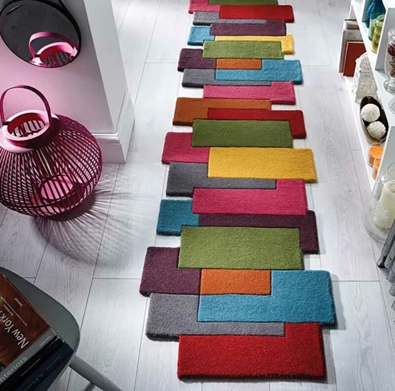 Couloir avec tapis design déstructuré asymétrique multicolore