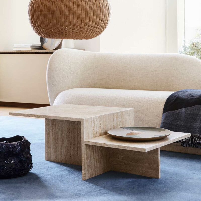 Design inspiré du minimalisme japonais pour cette table basse en travertin signée Ferm Living