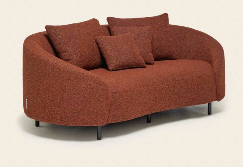 Esprit tissu laine bouclée terracotta pour ce canapé 2 places courbe