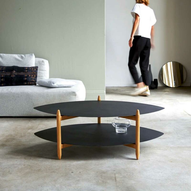 La finesse du métal et le charme du teck pour une table basse au design arrondi