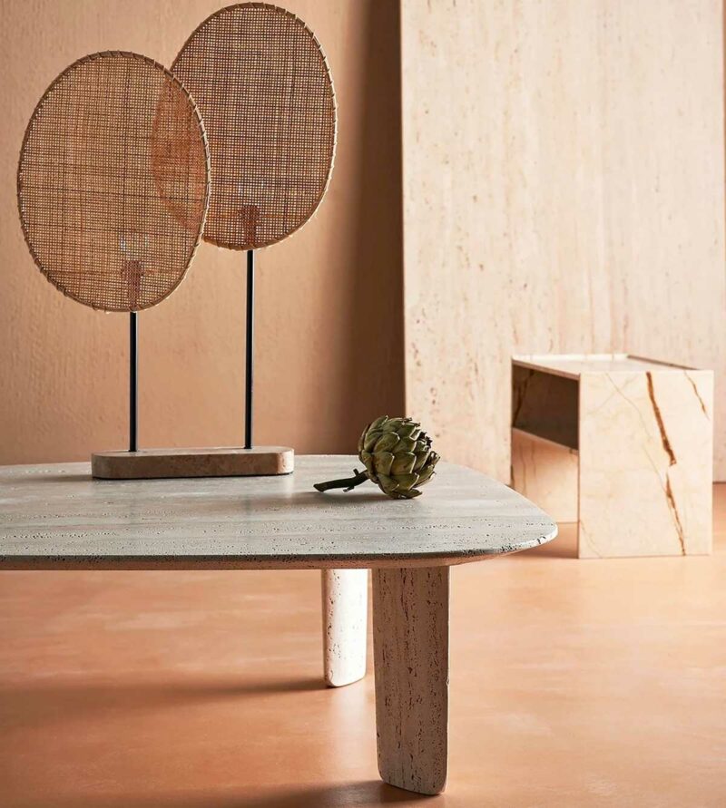 La pierre naturelle de travertin sublime le design de cette table basse