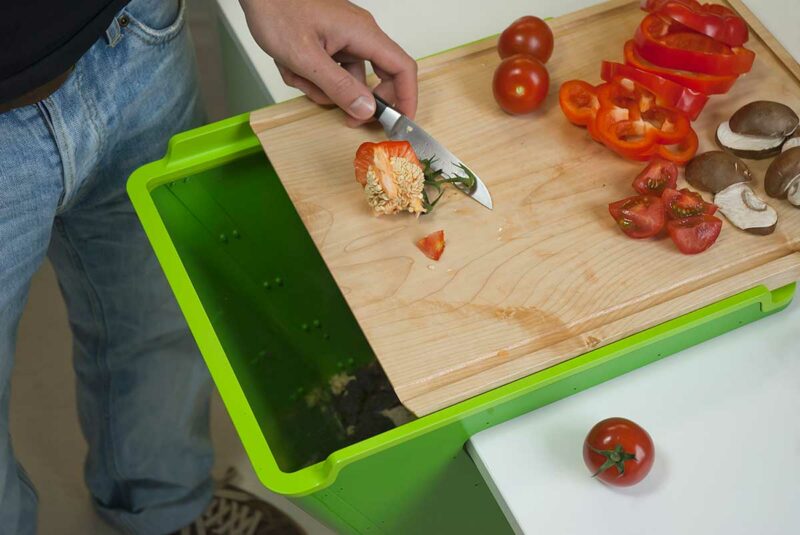 Planche à découper qui se vide directement dans le compost