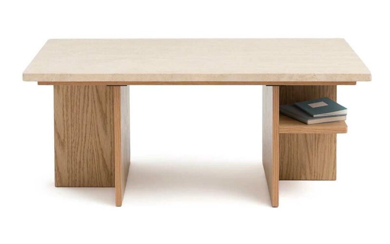 Plateau travertin sur piétement en bois pour cette table basse moderne