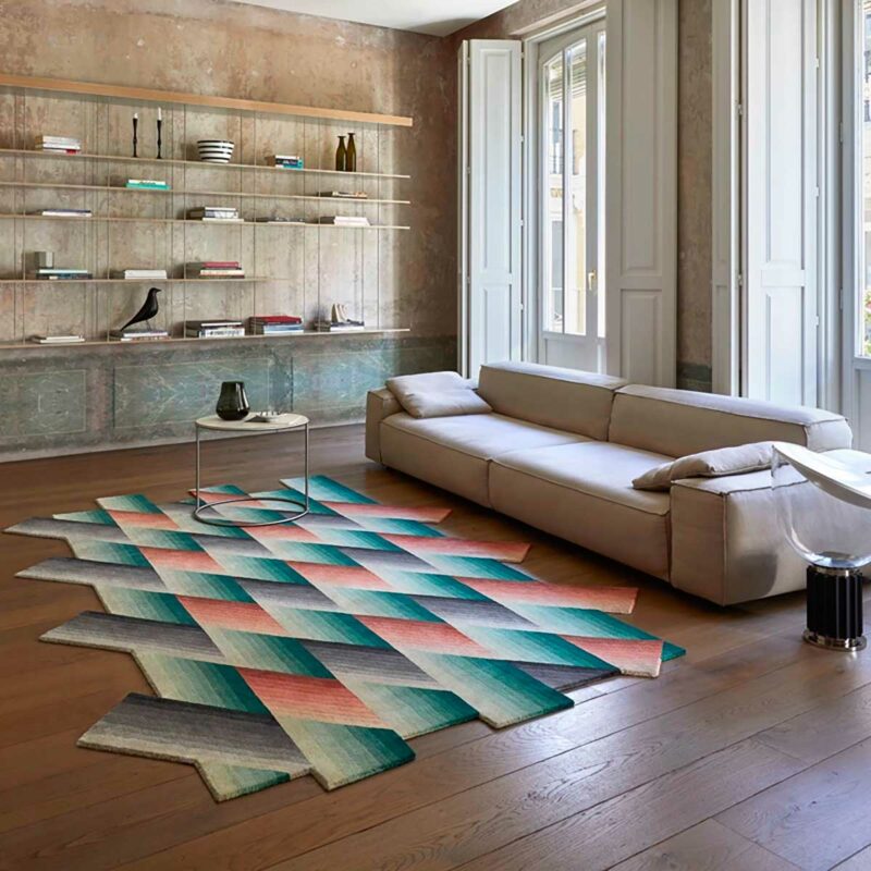 Salon avec un tapis asymétrique de luxe signé Patricia Urquiola pour Gan