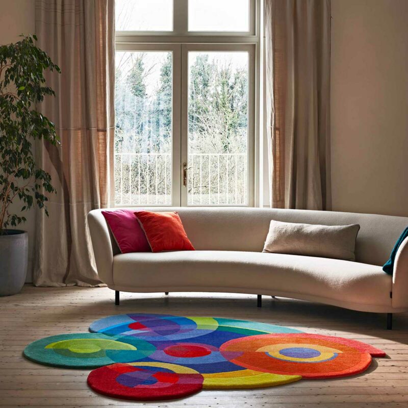 Un arc-en-ciel de couleurs pour ce tapis asymétrique aux bords irréguliers